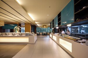 2 restaurants, breakfast, lunch, dinner served; international cuisine