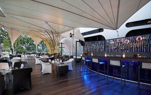 2 restaurants, breakfast, lunch, dinner served; international cuisine