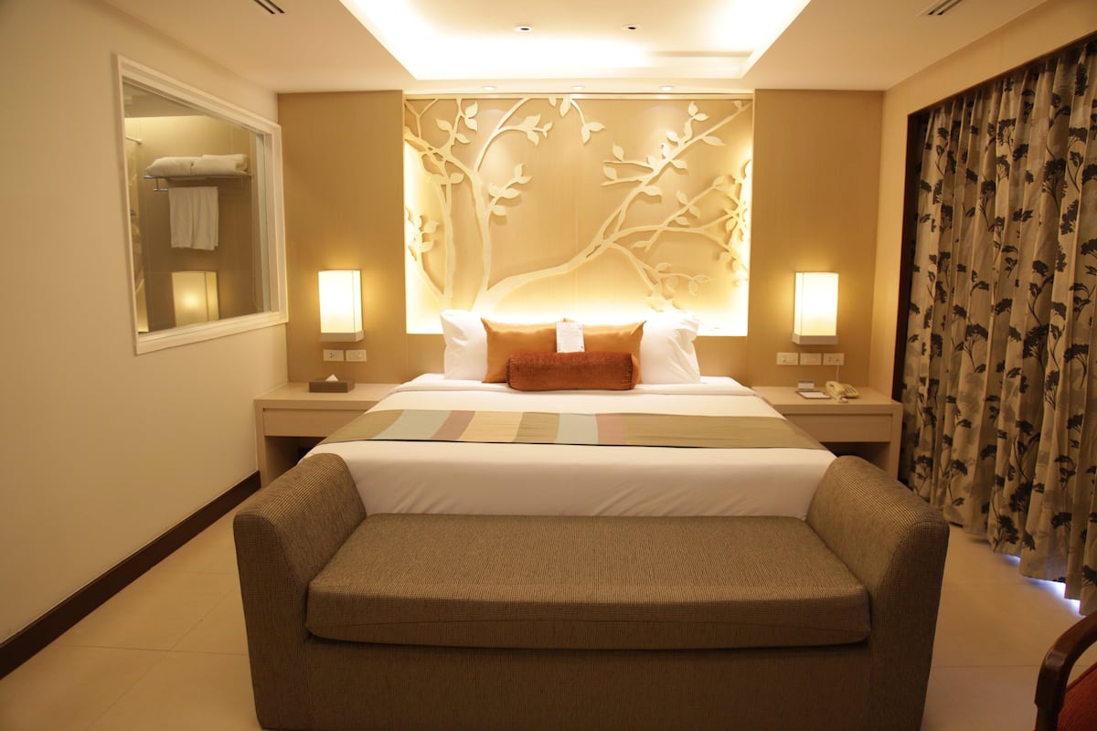 executive suite | 1 bedroom, minibar, in-room safe, desk