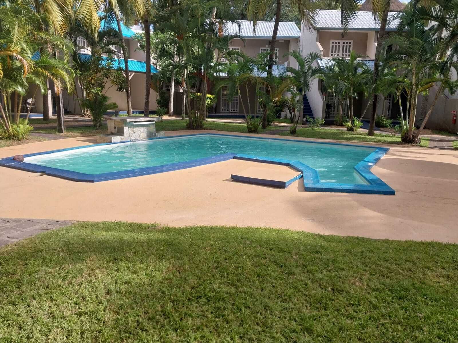 2 สระว่ายน้ำกลางแจ้ง