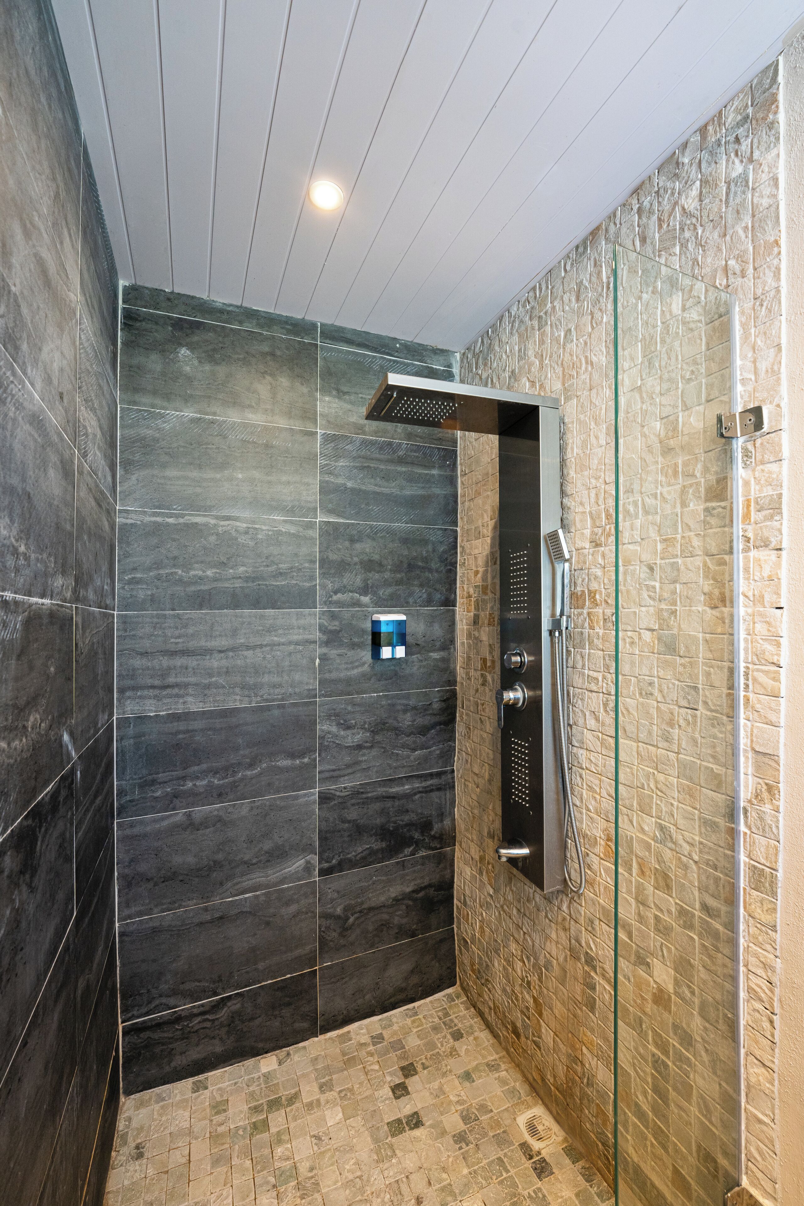 Family Room Sea Front | Bathroom | Shower, hydromassage showerhead, free toiletries, hair dryer
