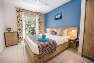 Deluxe Room | In-room safe, individually decorated, individually furnished, bed sheets