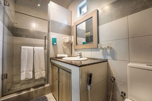 Deluxe Room | Baño | Regadera, regadera con hidromasaje, amenidades de baño gratuitas 