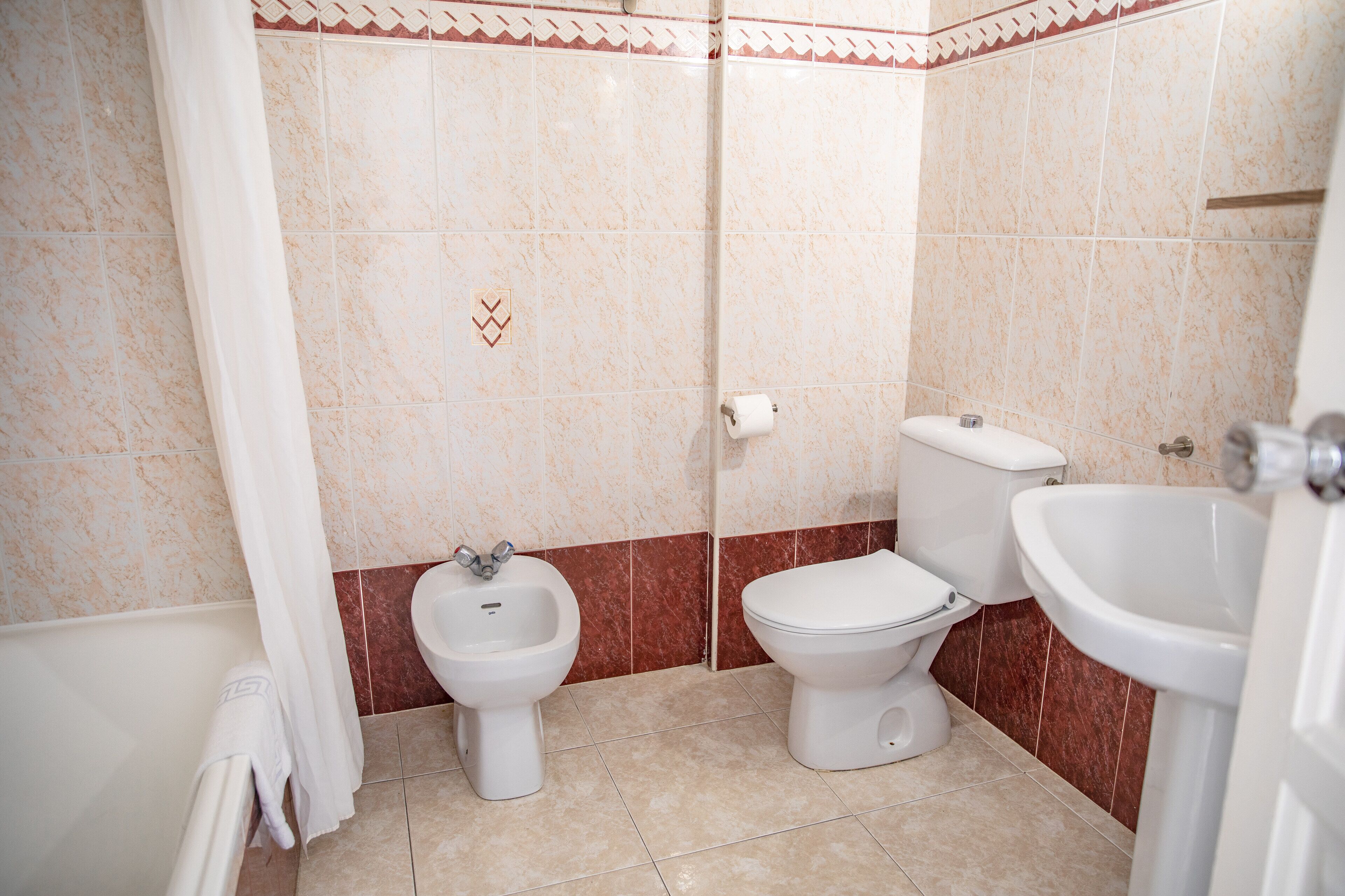Un bany amb bidet, vàter i rentapeus.