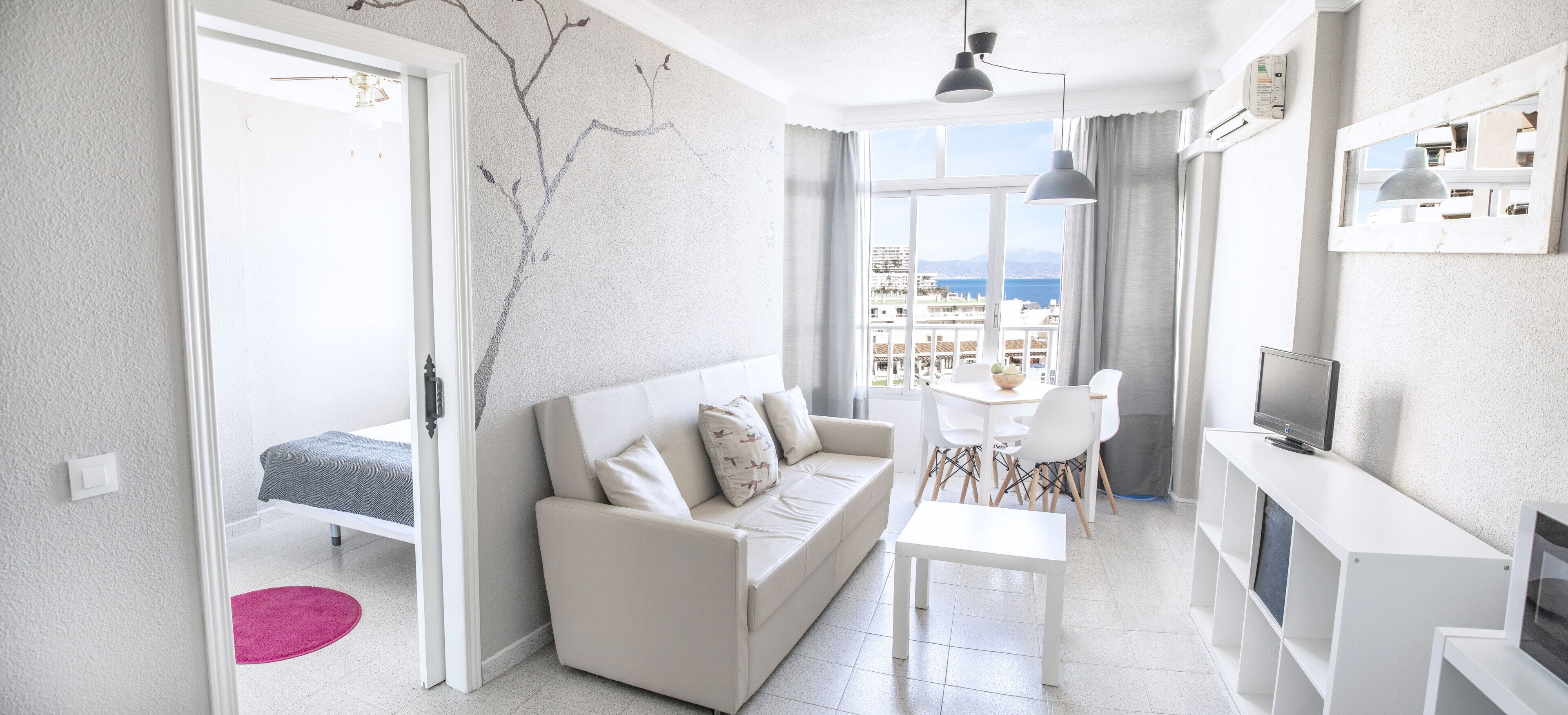 Cortinas opacas, tabla de planchar con plancha, ropa de cama