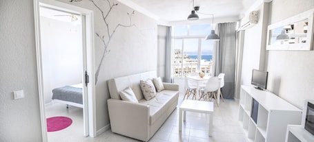 Cortinas opacas, tabla de planchar con plancha, cunas (de pago). Palm Beach Club Apartamentos