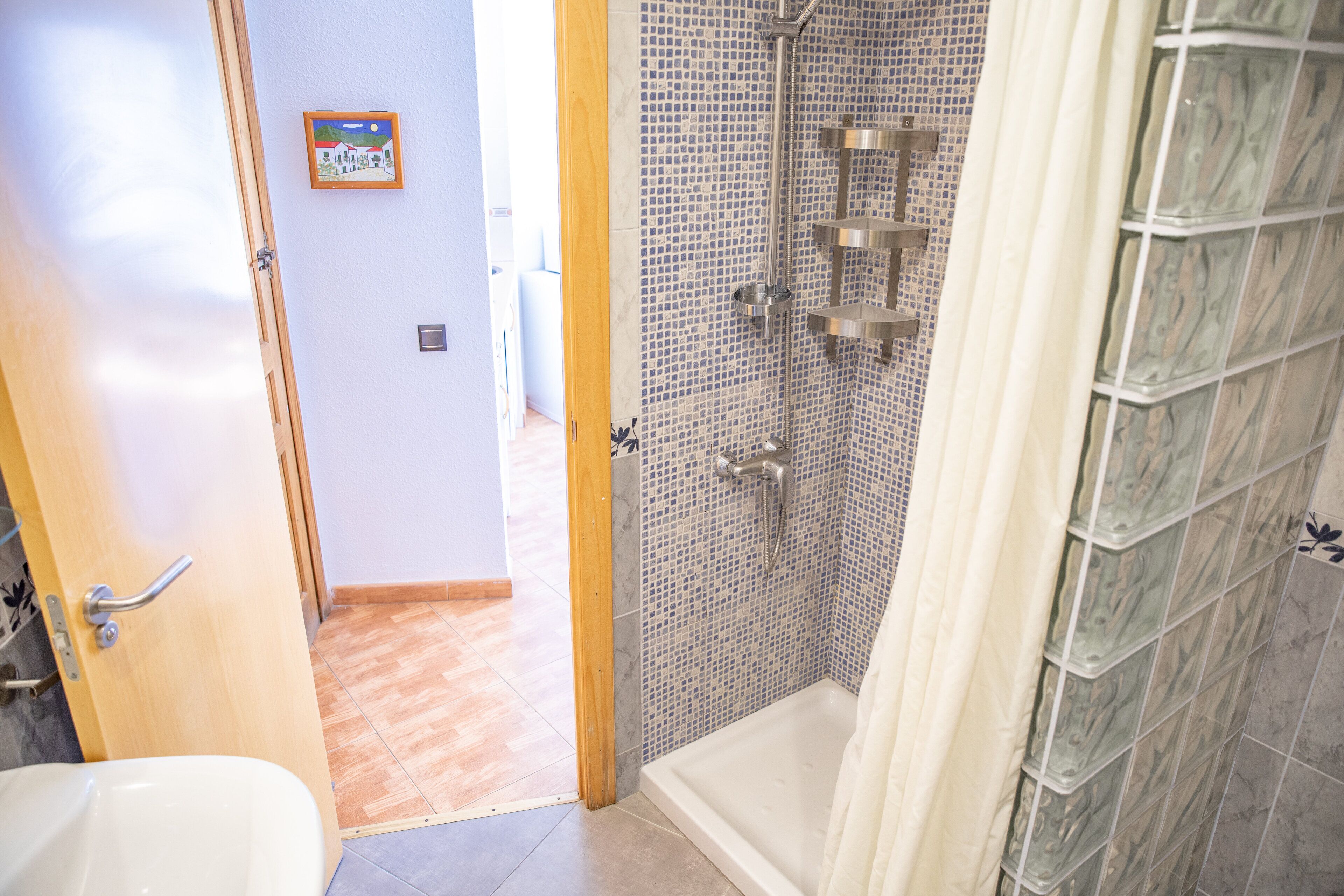 Un bagno con doccia, wc e lavabo.