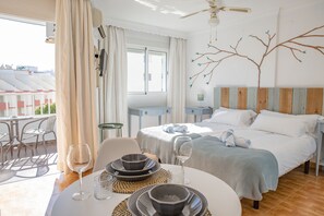 Studio, Balcony | Blackout curtains, iron/ironing board, cots/infant beds, bed sheets - Palm Beach Club Aparthotel (Torremolinos)