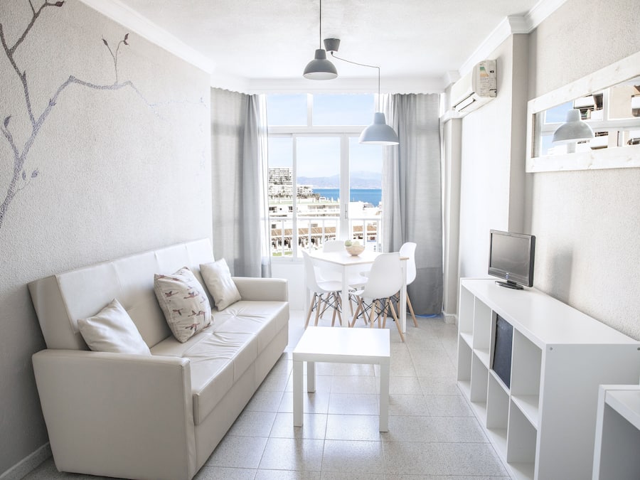 Verduisterende gordijnen, een strijkplank/strijkijzer