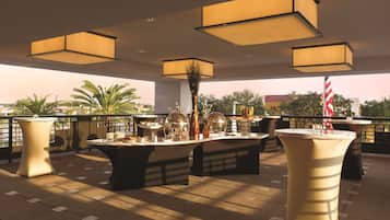 2 restaurants, lunch, dinner served; American cuisine