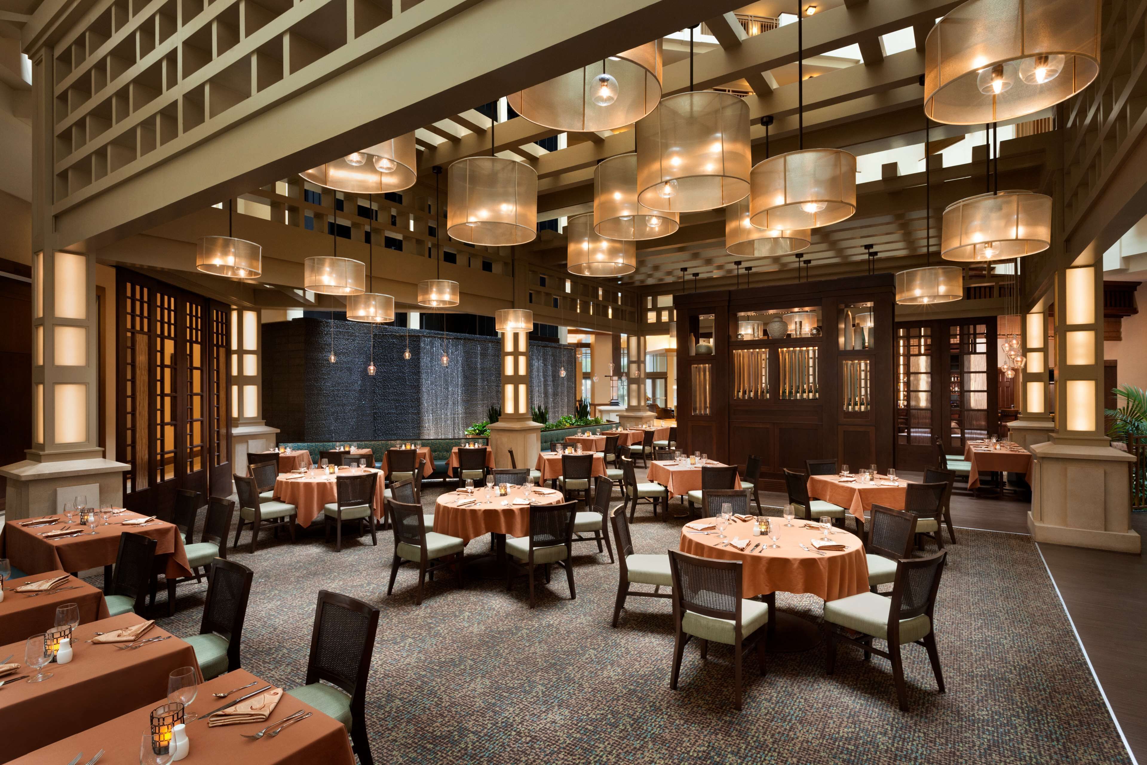 2 restaurants; lunch and dinner served 