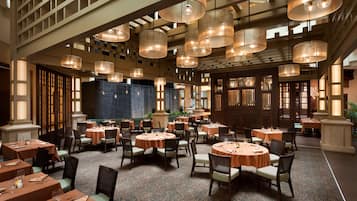 2 restaurants; lunch and dinner served