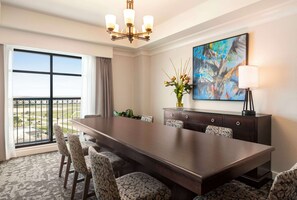 Deluxe-Suite, 1 King-Bett und Schlafsofa, Nichtraucher (Hospitality) | 1 Schlafzimmer, Zimmersafe, Schreibtisch, Bügeleisen/Bügelbrett