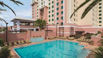 Una piscina al aire libre