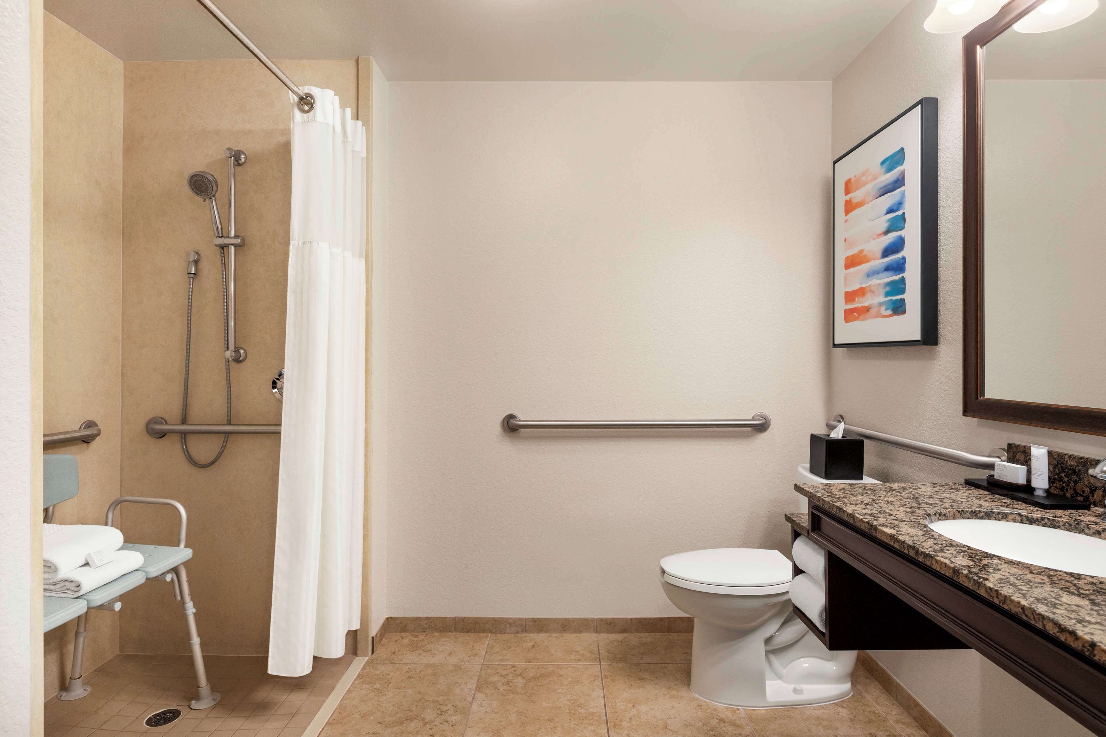 Un baño con ducha, inodoro y lavabo.