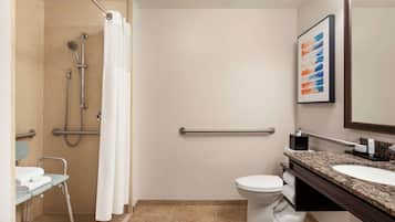 Un baño con ducha, inodoro y lavabo.