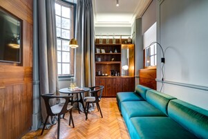 Signature Suite, 1 King Bed, Fireplace with Club Lounge Access | Area soggiorno | TV LED 40 pollici con canali digitali, TV