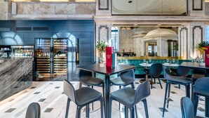 朝食、ランチ、ディナーに営業