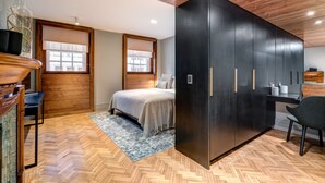 Signature Suite, 2 Bedrooms, Kitchenette with Club Lounge Access | 高級寝具、ピロートップベッド、セーフティボックス (室内)、デスク