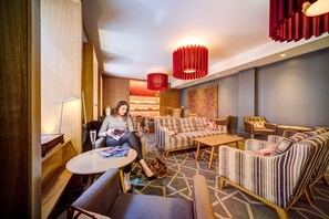 2 bars/lounges, wine bar