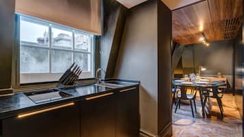 Signature Suite, 2 Bedrooms, Kitchenette with Club Lounge Access | Cozinha americana privada | Cafeteira/chaleira, chaleira elétrica