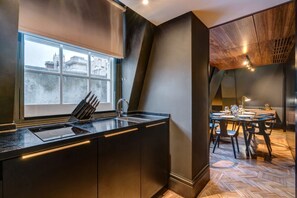 Signature Suite, 2 Bedrooms, Kitchenette with Club Lounge Access | Cuisinette privée | CafetiÚre-théiÚre, bouilloire électrique