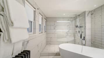 Signature Suite, 1 King Bed, Fireplace with Club Lounge Access | Banheiro | Produtos de toalete de grife, secador de cabelo, chinelos