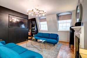 Signature Suite, 2 Bedrooms, Kitchenette with Club Lounge Access | Living area