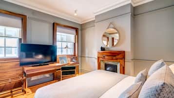 Signature Suite, 1 King Bed, Fireplace with Club Lounge Access | Ropa de cama de alta calidad y colchones con acolchado adicional