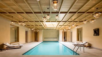 Una piscina cubierta, una piscina al aire libre de temporada, sombrillas