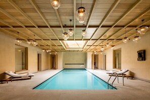 Indoor pool, seasonal outdoor pool, pool umbrellas, pool loungers - Abadia Retuerta Ledomaine (Sardon de Duero)