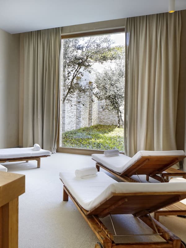 Couples treatment rooms, sauna, hot tub, steam room, hot springs