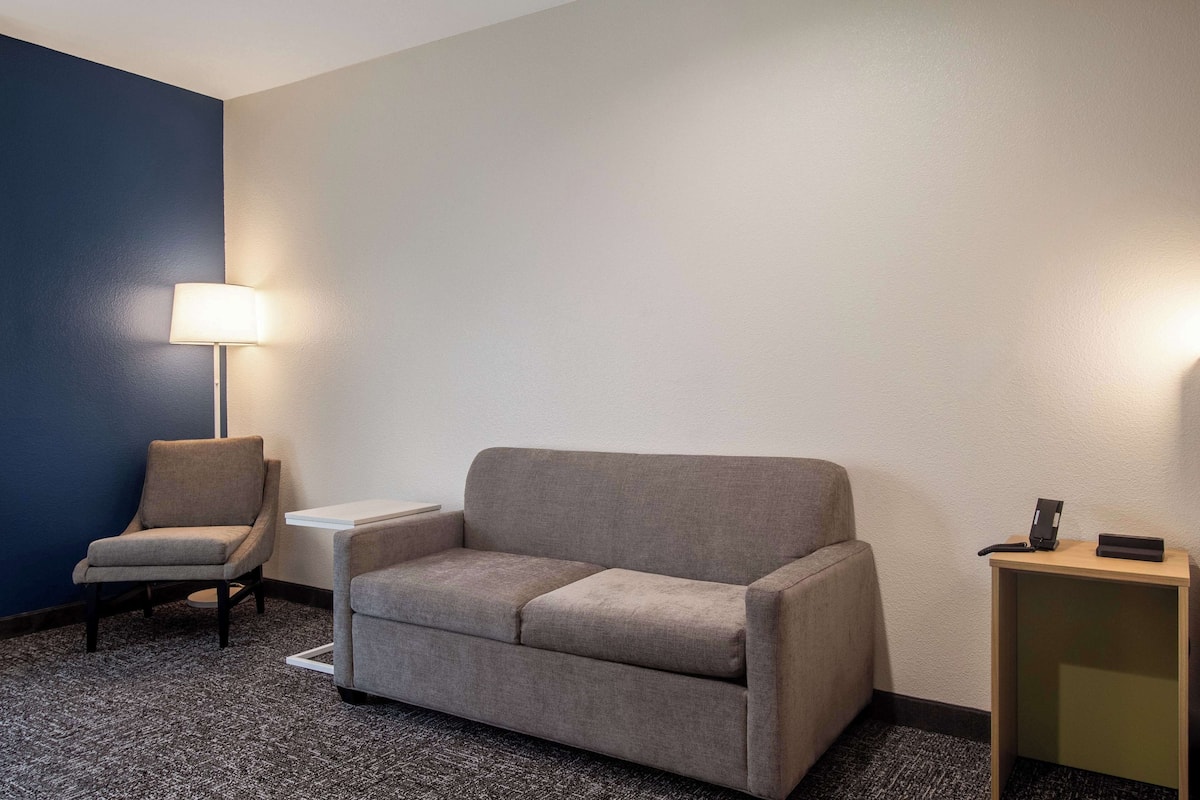 50-inch flat-screen TV with satellite channels, TV, Netflix