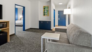 Suite, 1 Tempat Tidur King | Area keluarga | Televisi layar datar 50-inci dengan saluran TV satelit, TV, dan Netflix