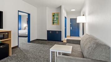 Suite, 1 cama de matrimonio grande | Zona de estar | Una televisión de pantalla plana, Netflix, servicios de streaming