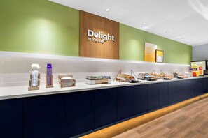 Free daily continental breakfast  - Spark by Hilton Missouri City Sugar Land (Missouri City)