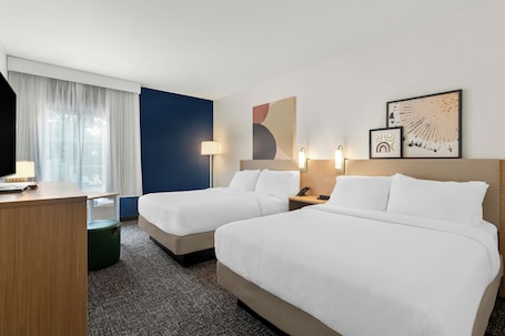 Ropa de cama de alta calidad, colchones con pillow-top y escritorio . Spark by Hilton Missouri City Sugar Land