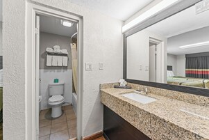 Combined shower/tub, hair dryer, towels