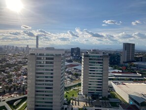 Un edificio de gran altura con un diseño arquitectónico moderno, que cuenta con varios pisos y una torre central destacada.