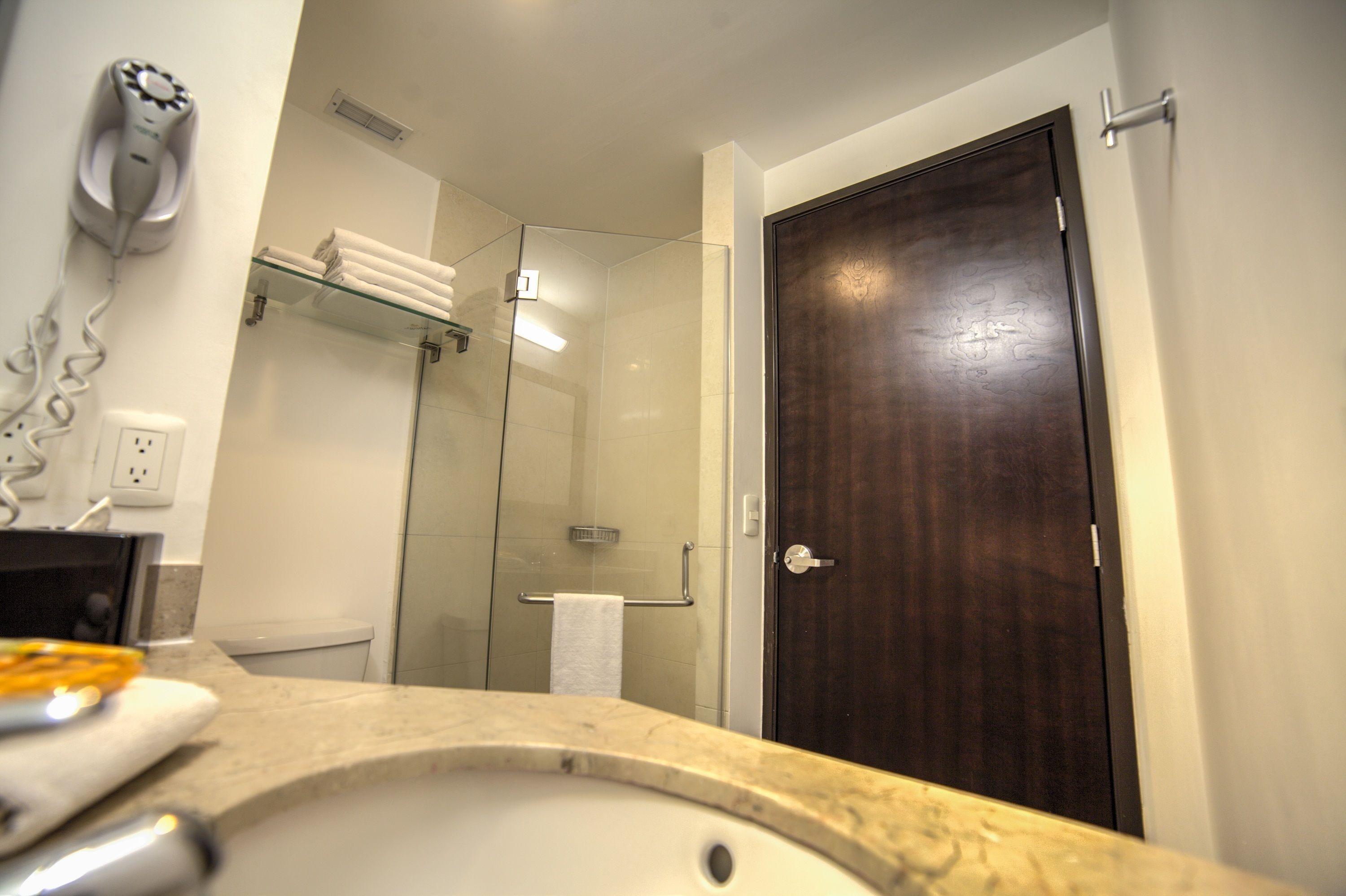 room, 1 king bed, non smoking | bathroom | towels, soap, shampoo, toilet paper