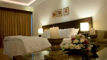 Minibar, brankas, meja kerja, dan tirai kedap cahaya