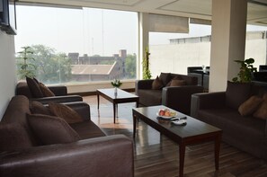 Se sirven desayunos, almuerzos, cenas y cocina pakistaní 