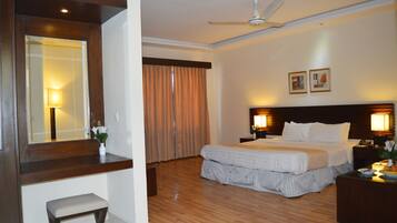 Executive kamer, 1 kingsize bed, privébadkamer | Een minibar, een kluis op de kamer, een bureau, verduisterende gordijnen