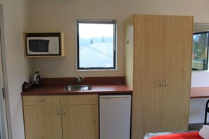 Superior King Studio Room | Private kitchen | Fridge, microwave, coffee/tea maker, electric kettle - Bella Vista Motel Te Anau (Te Anau)