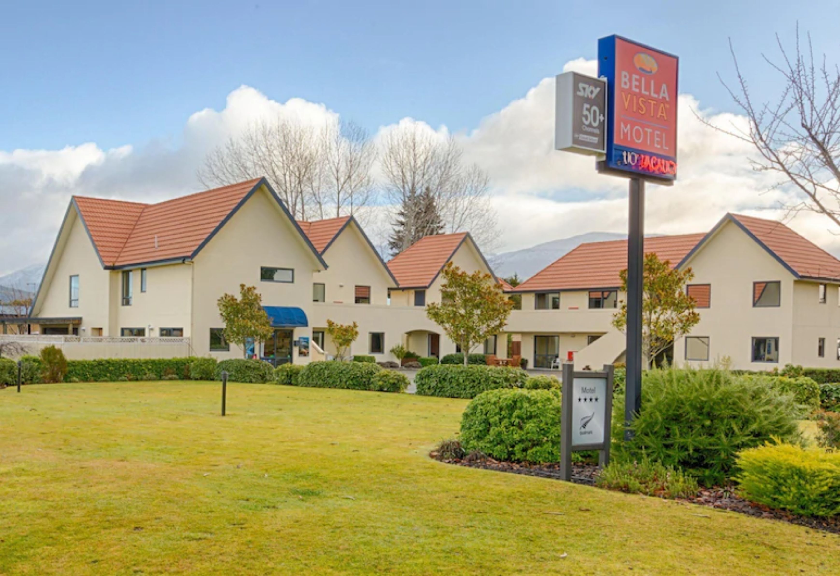 A motel with multiple buildings, a sign indicating a 50+ age group, and a rating of 3 stars.