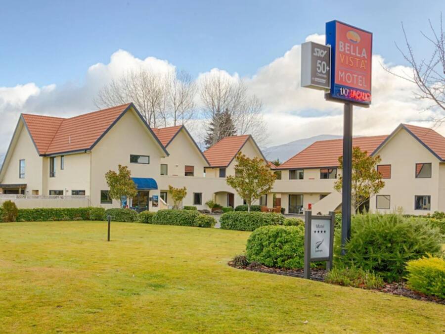 A motel with multiple buildings, a sign indicating a 50+ age group, and a rating of 3 stars.