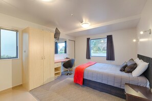 Superior Queen Spa Studio | Egyptian cotton sheets, premium bedding, desk, laptop workspace - Bella Vista Motel Te Anau (Te Anau)