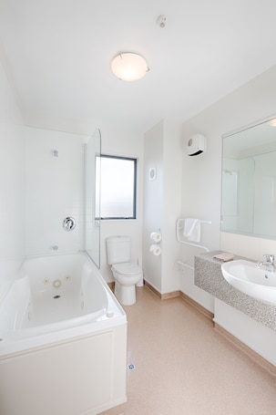 Shower, free toiletries, hair dryer, towels. Bella Vista Motel Te Anau