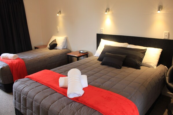 Habitación triple superior | Sábanas de algodón egipcio, ropa de cama de alta calidad y escritorio 