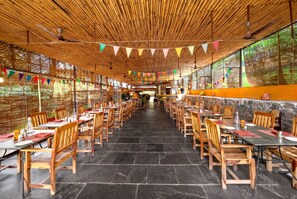 2 restaurantes: opção de café da manhã, almoço e jantar